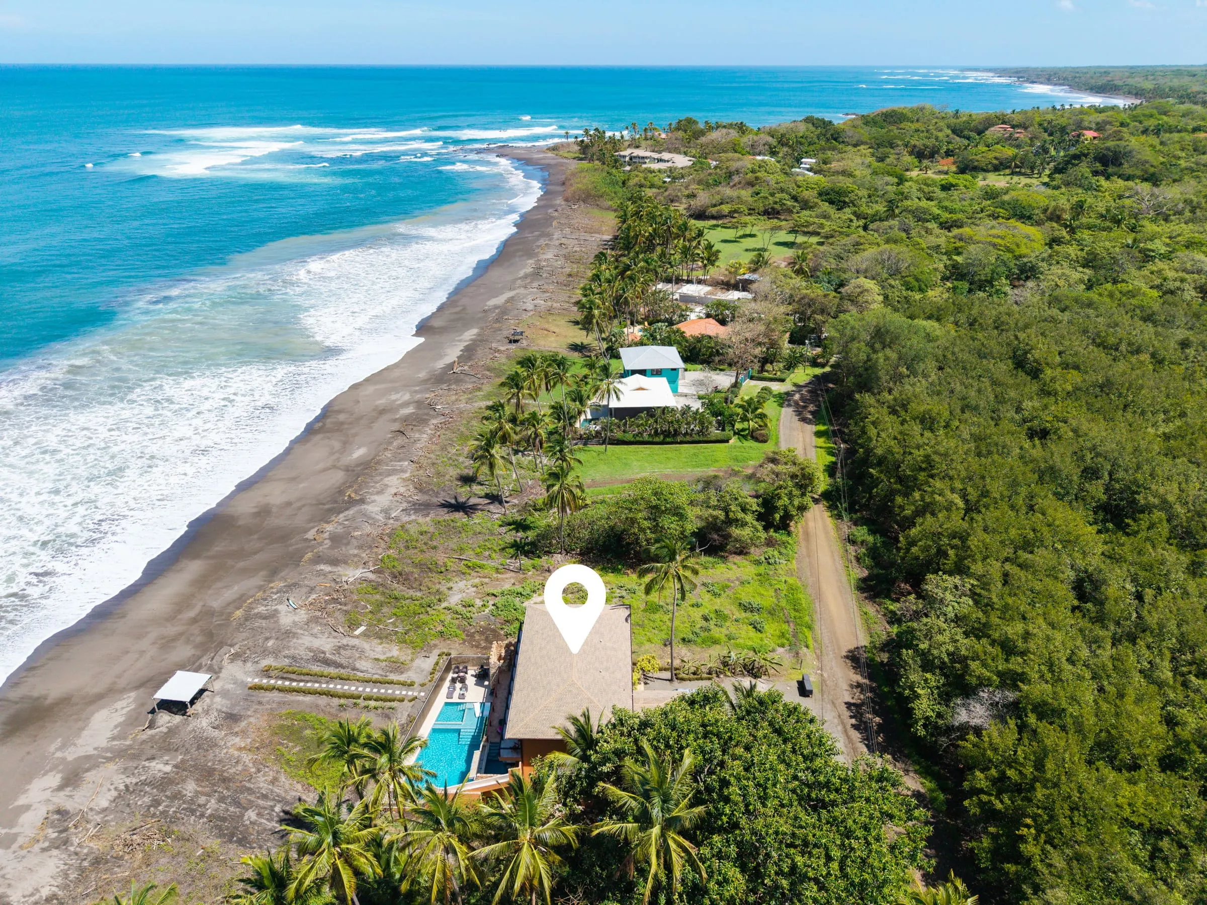 Vista aérea de Castillo de Coral y su piscina junto a Playa Junquillal