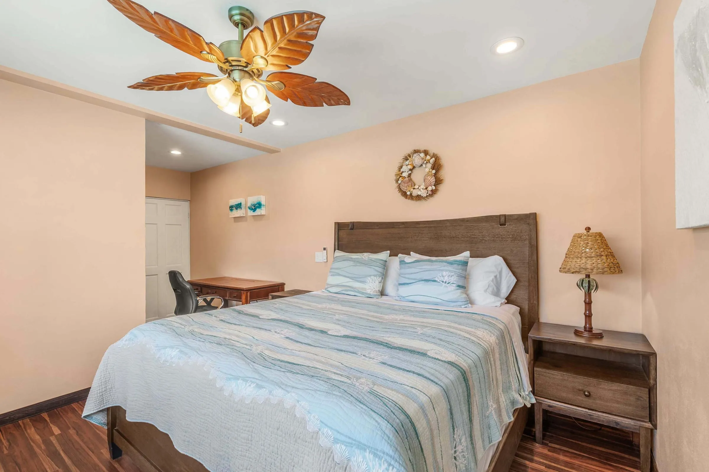 Habitación con cama king y escritorio
