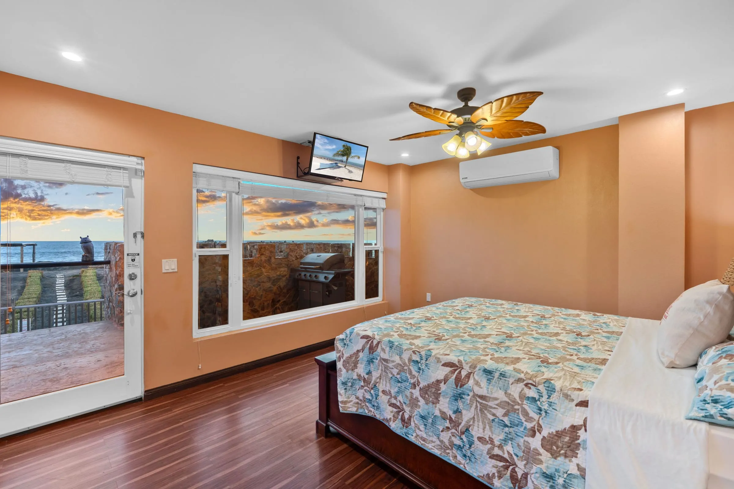 Habitación con cama king y puertas a una terraza con vista al mar