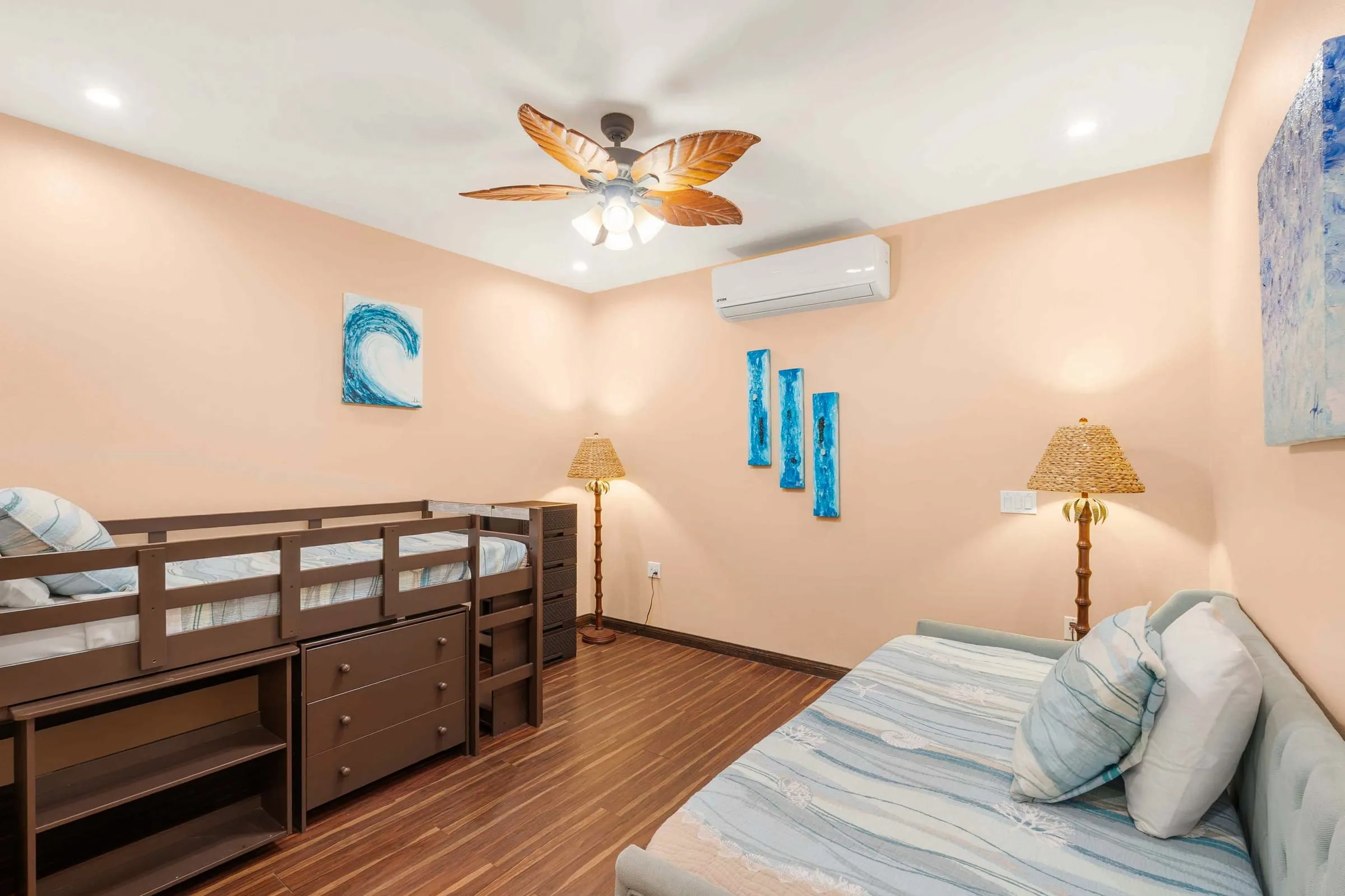 Habitación con cama en altillo y diván