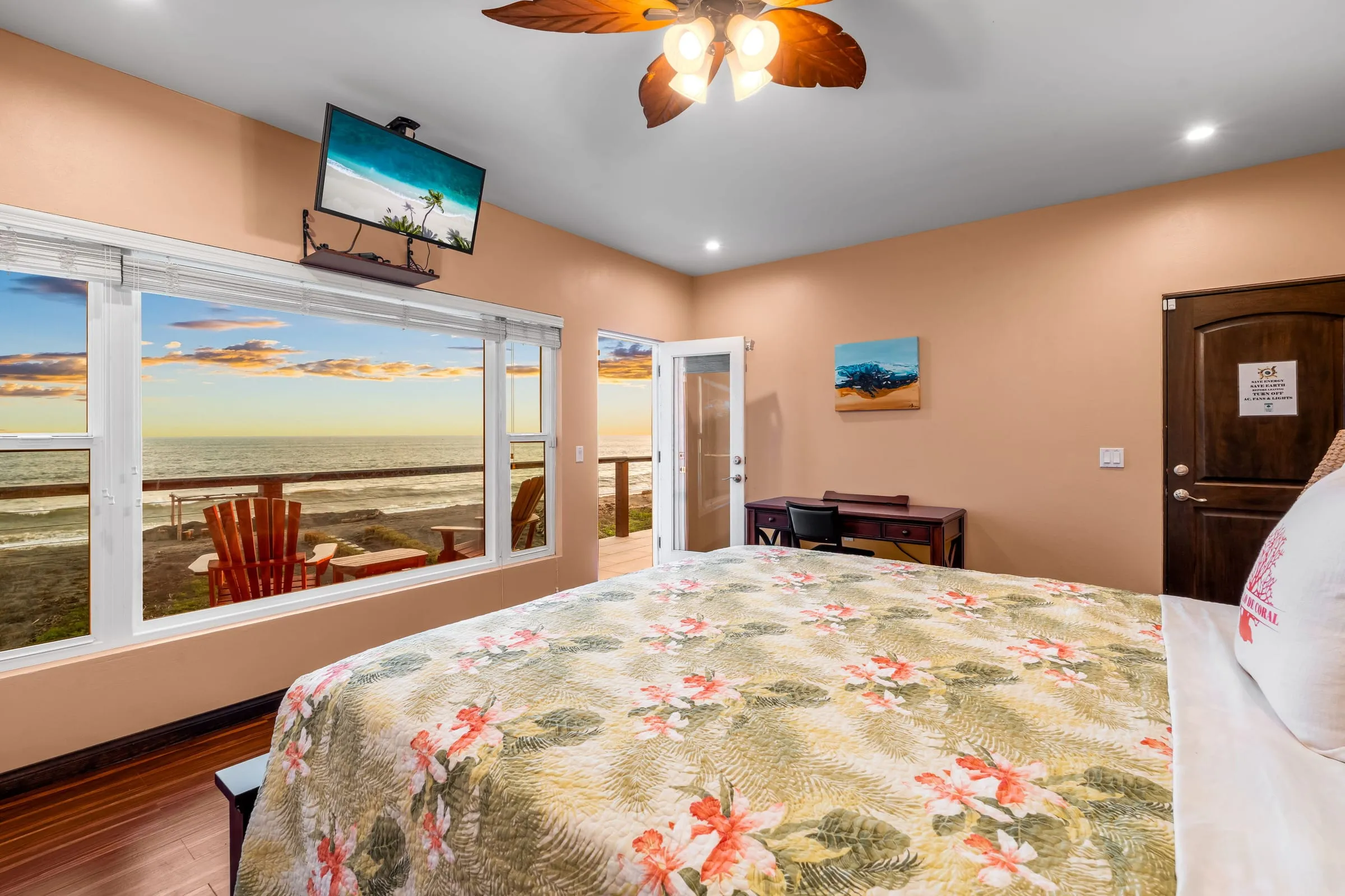 Habitación con cama king y ventanas amplias hacia la terraza y el mar