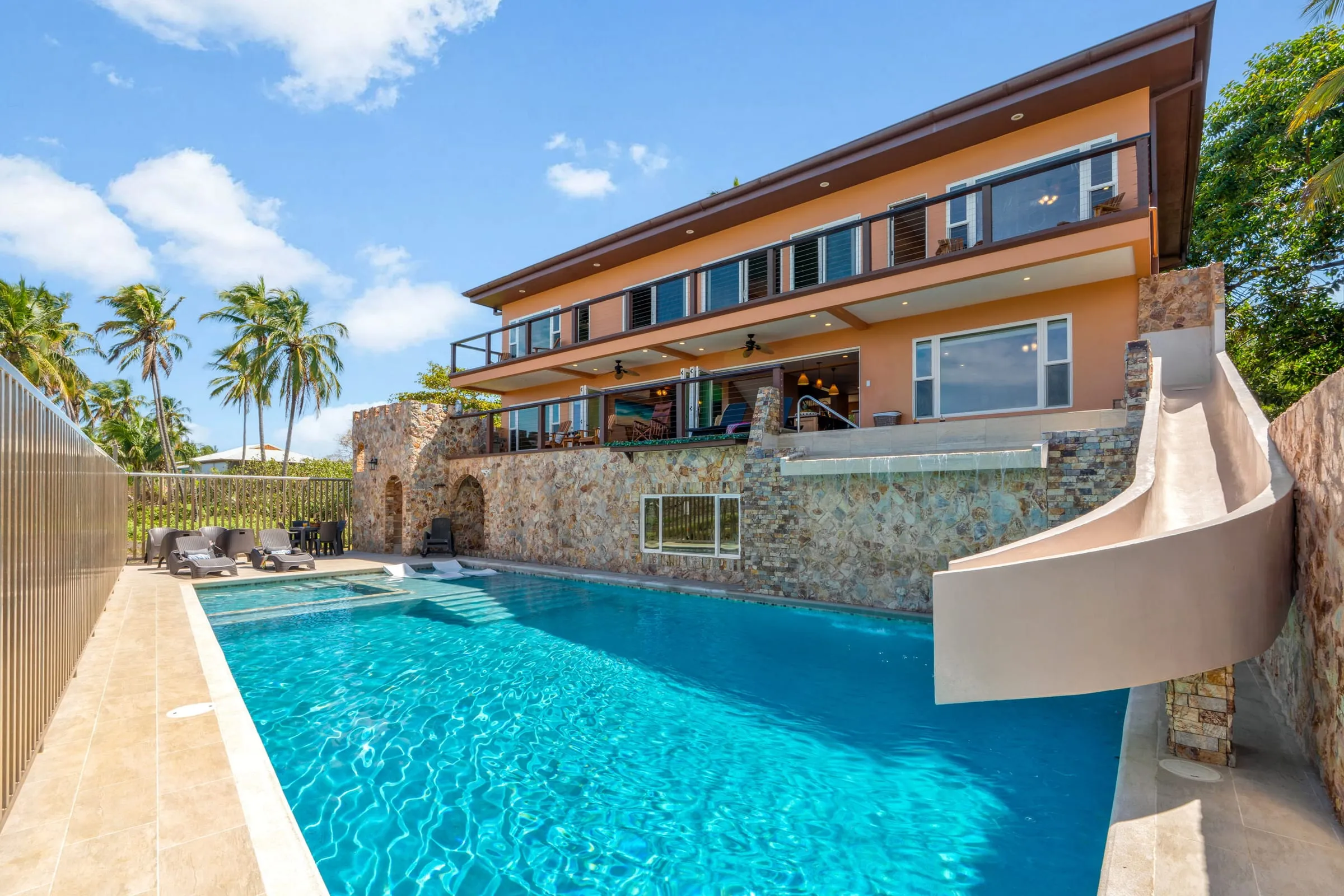 La casa, la piscina y el tobogán de día