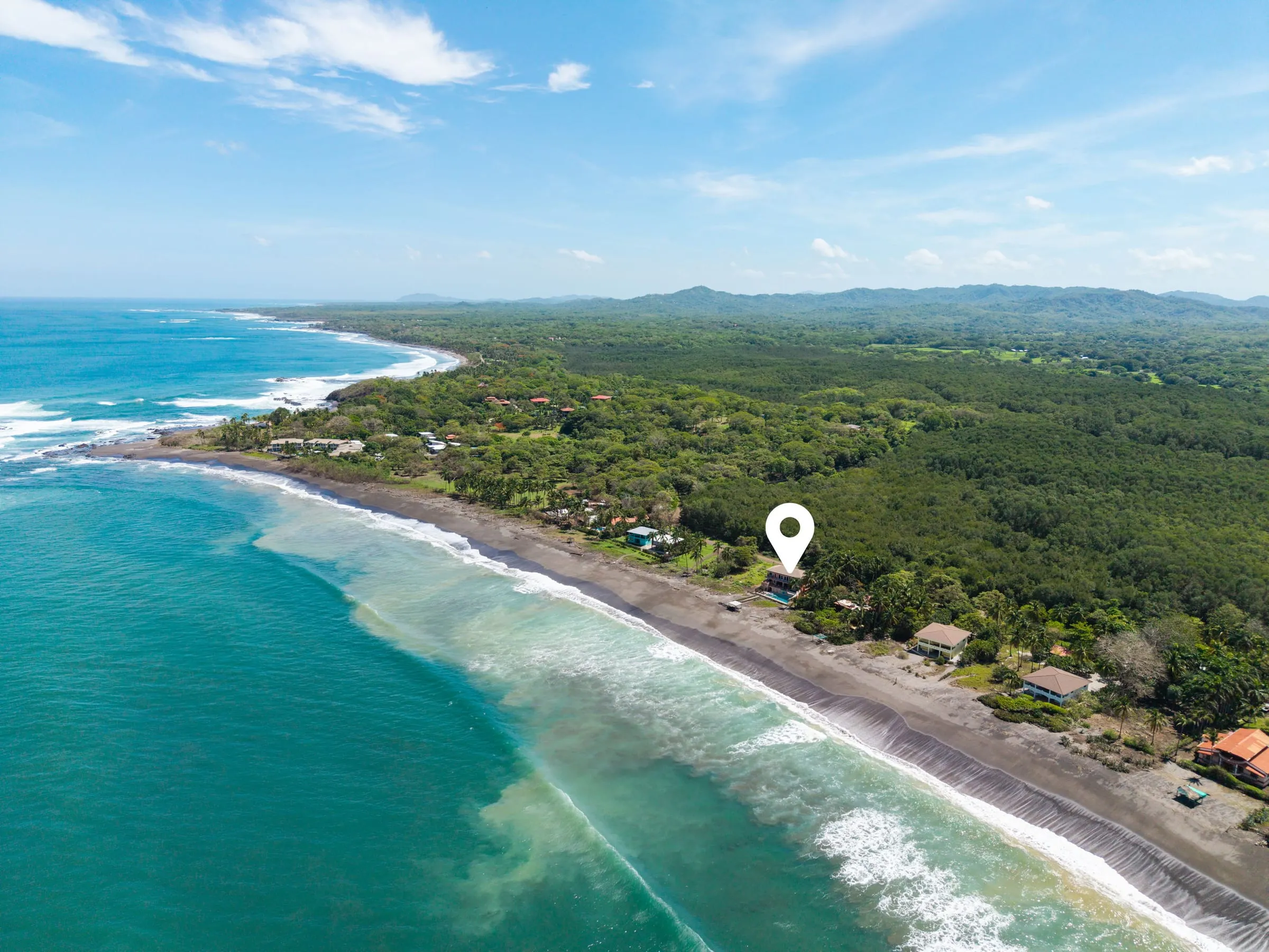 Vista aérea de la costa de Junquillal y el bosque, con la casa señalada