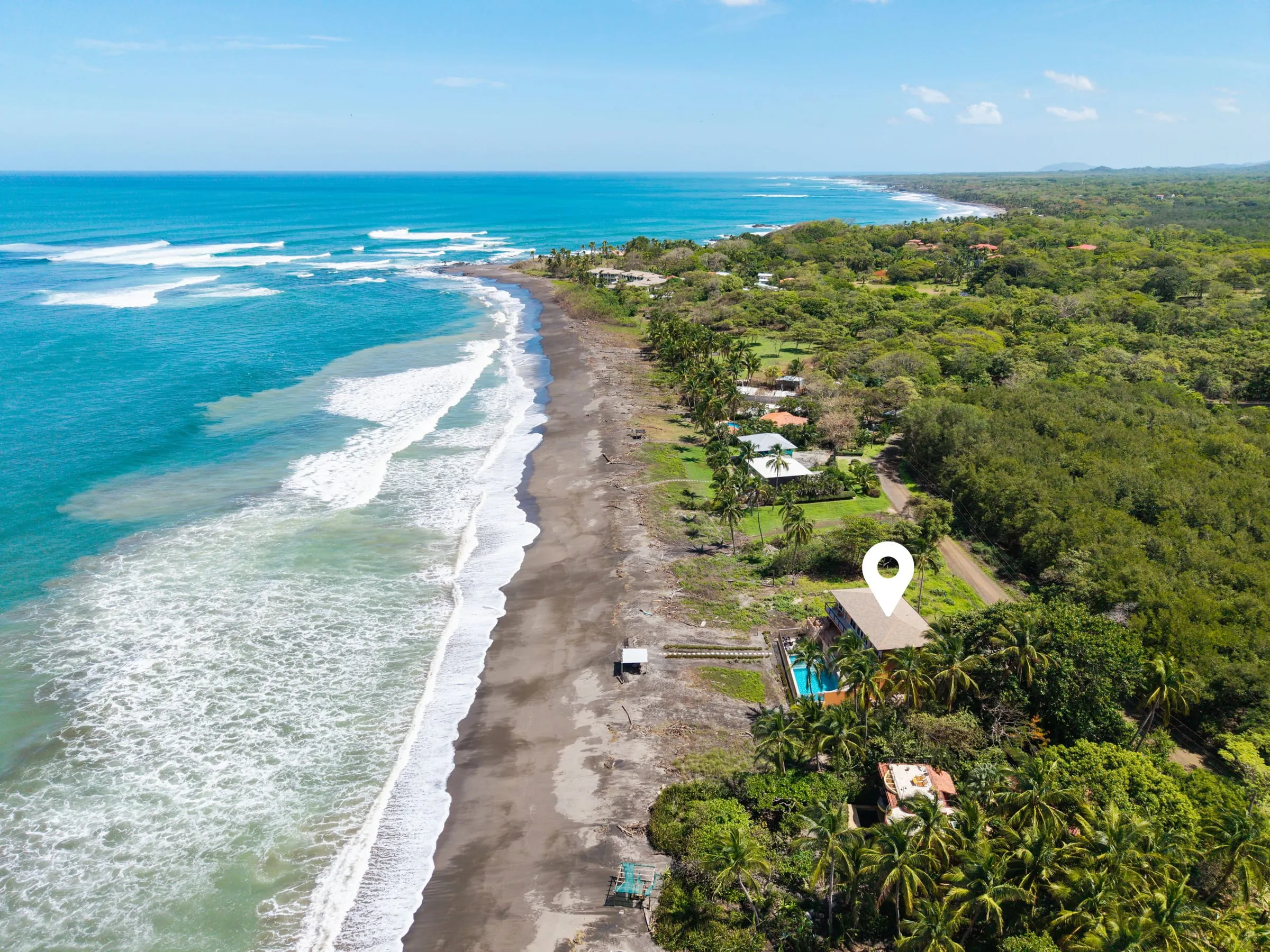 Vista aérea de Playa Junquillal con la casa señalada